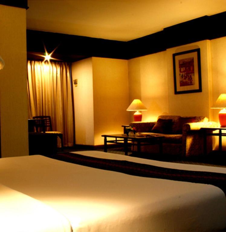 Thapaeplacehotel Chiang Mai Kamer foto